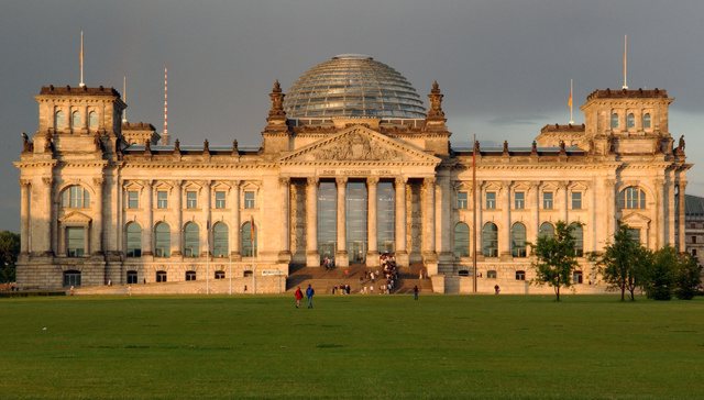 http://www.bestourism.com/img/items/big/1189/Reichstag_Overview-of-Reichstag_4390.jpg