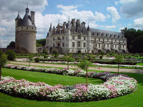 Chenonceau Castle in France - Beautiful gardens