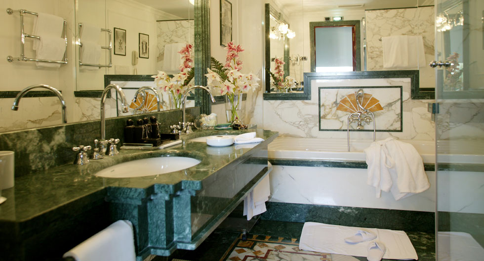 Regina Hotel Baglioni - Luxurious bathroom