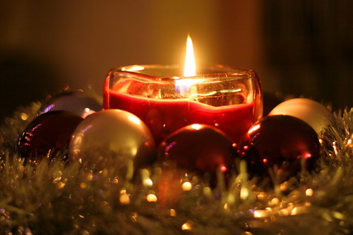 http://www.bestourism.com/img/items/big/6285/Christmas_Christmas-decorations_5949.jpg