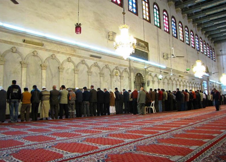 Damascus in Syria - Muslims praying