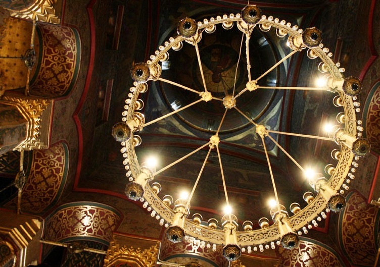 Curtea de Arges Monastery - Spectacular chandelier