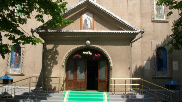 Saint Nicholas Cathedral - The entrance
