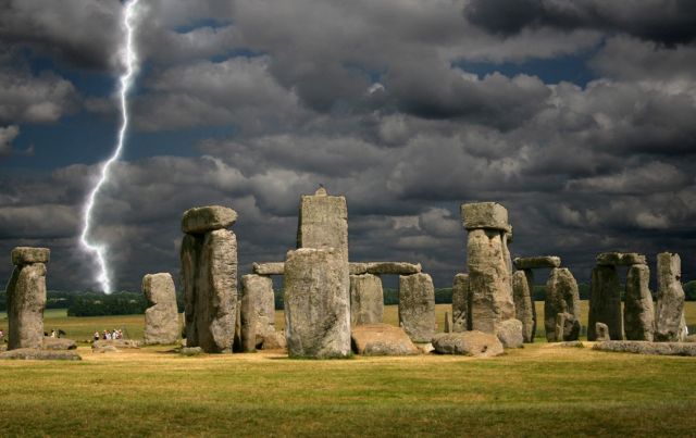 Stonehenge-lonely place in history - Mysterious place