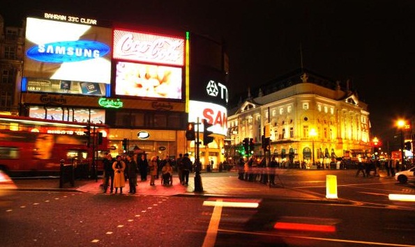 Picadilly Circus- an excellent place to spend an evening - Colorful touristic center