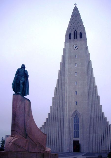 The Church of Hallgrimur - The statue of Leif Erickson 