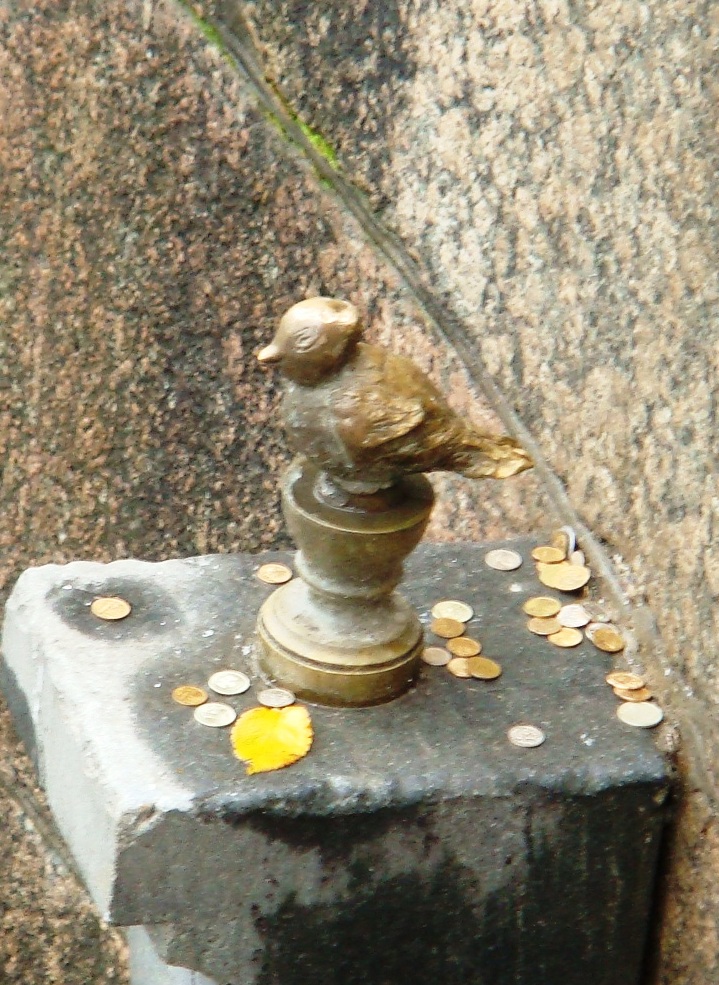 The Chizhyk-Pyzhik statue - Unusual monument 