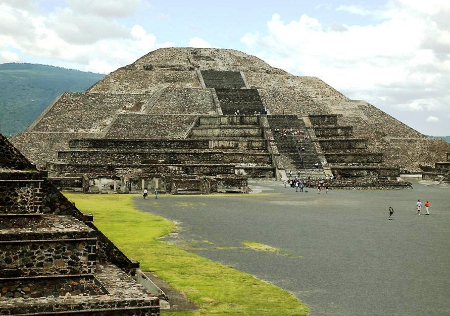 The Pyramid of the Moon - Amazing structure
