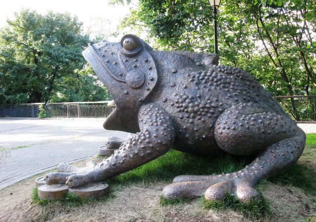 The Toad monument  - Unusual toad 