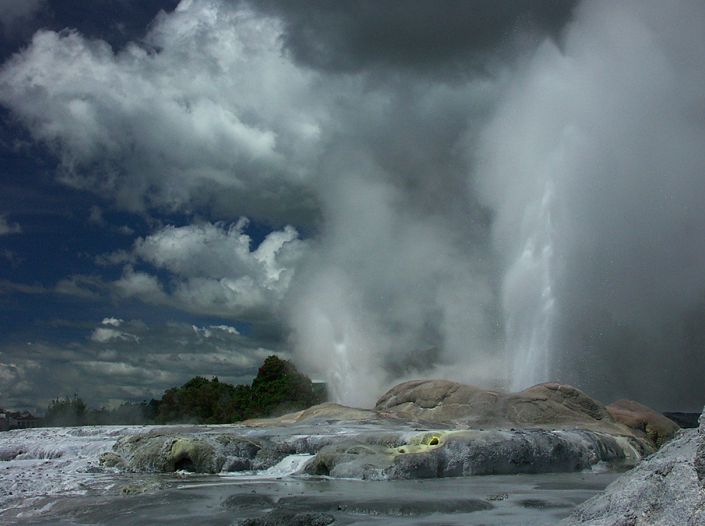 The Pohutu Geyser, Rotorua, New Zealand - Big splash