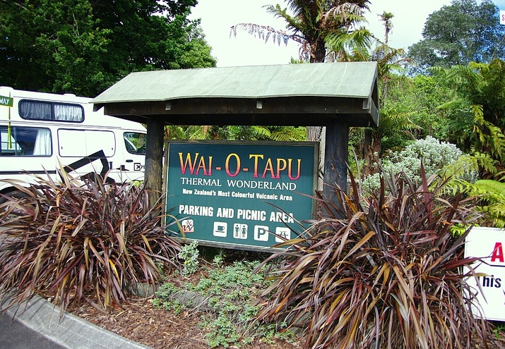  Lady Knox Geyser, New Zealand - Wai-o-Tapo entrance
