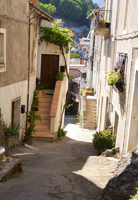 Morano Calabro - Closely built houses, arches, buildings