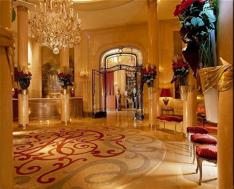 Hotel Plaza Athenee in Paris - Lobby