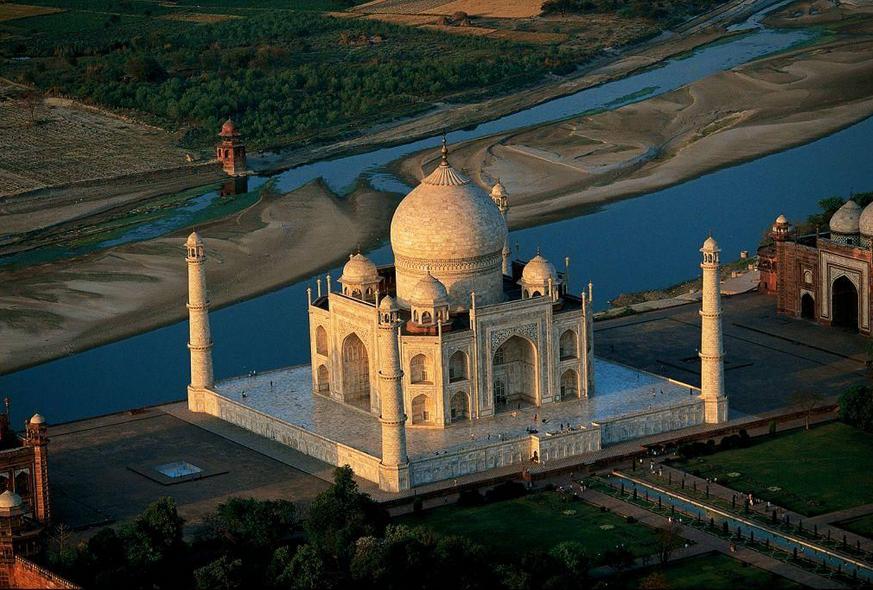 Taj Mahal - General view of the mausoleum