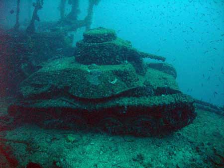 Truk Lagoon - Sinked tank