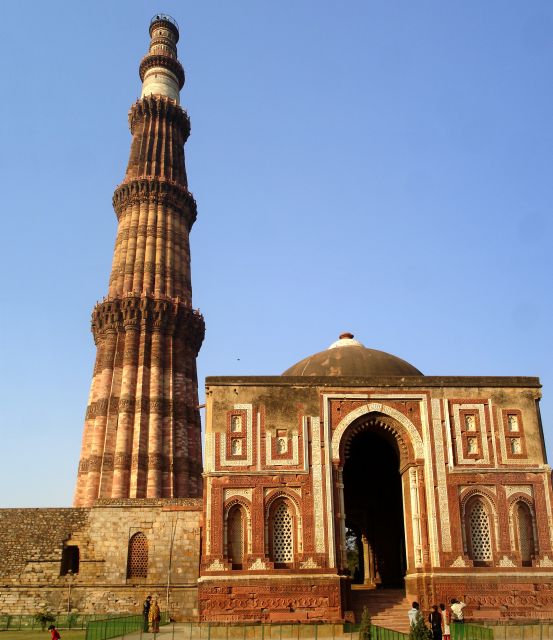 Qutab Minar in Delhi - Qutab Minar mausoleum