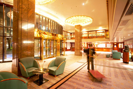 Hilton Vienna Plaza - Lobby of the hotel