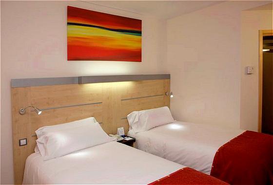 The Express by Holiday Inn Barcelona -Molins De Rei Hotel - Guestroom