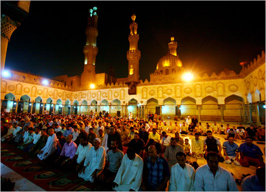 Ramadan - Egyptions praying during Ramadan