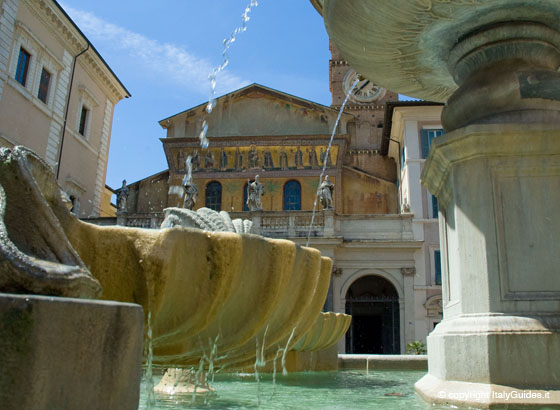 Santa Maria in Trastevere - Antique fountain