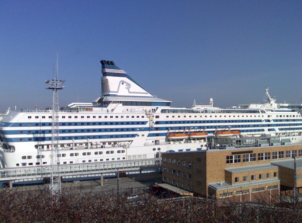 Helsinki - Huge ship in the port