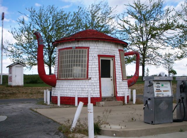 The Teapot Dome - A gas station 