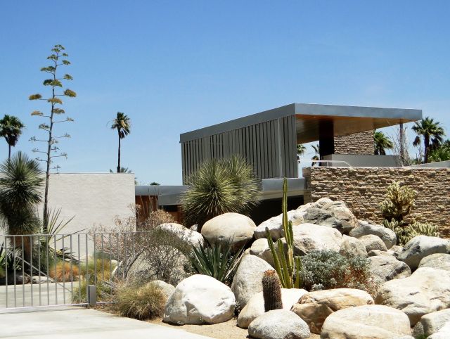The Kaufmann Desert House - Big rocks