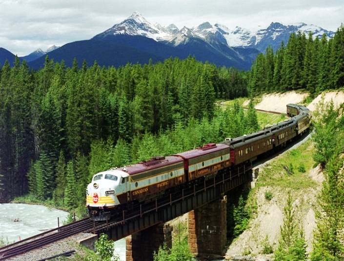 Royal Canadian Pacific Train - Spectacular beauty