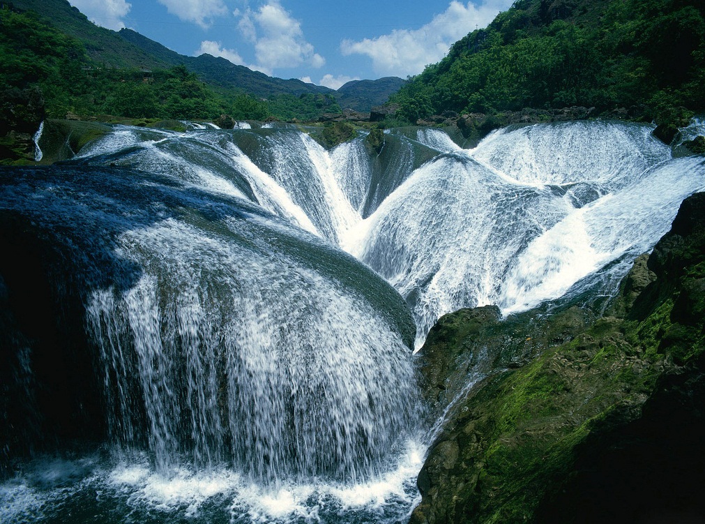 The Yang Tse Kiang River - Extraordinary waterfall
