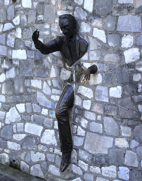 Passing through the wall - Unique statue