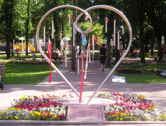 A monument to all Lovers - Amazing sculpture