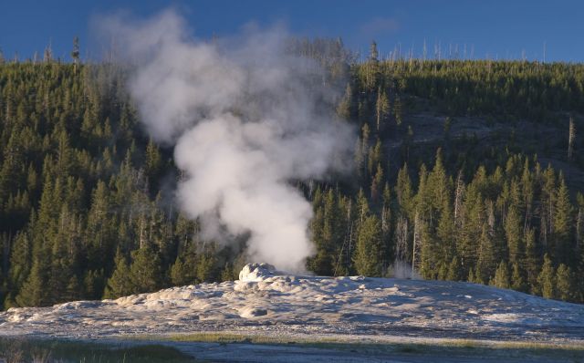 The Old Faithful Geyser, Yellowstone Park - Striking geyser
