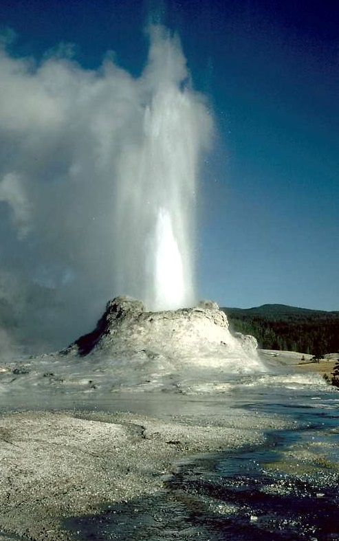 The Castle Geyser, Yellowstone National Park - Fascinating eruption
