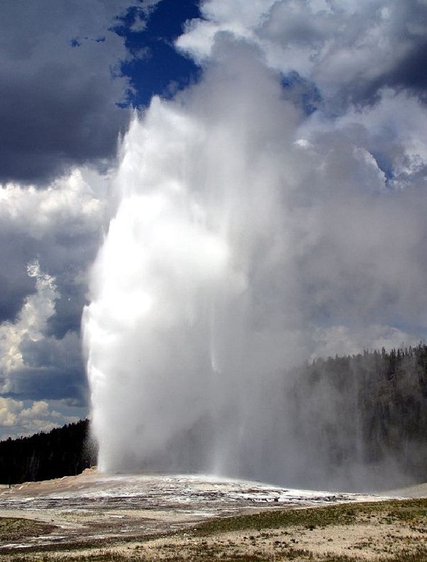 The Steamboat Geyser, Yellowstone National Park, U.S.A - Fascinating water burst