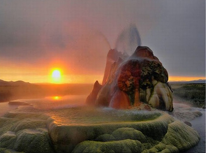 The Fly Geyser, Nevada, U.S.A. - Fascinating geyser