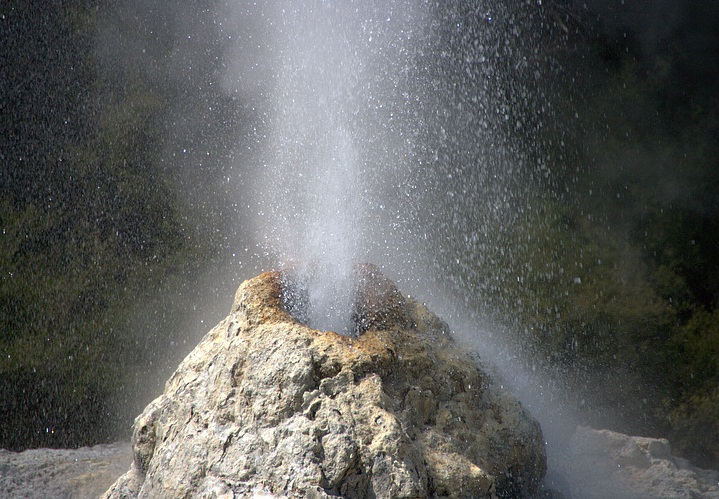  Lady Knox Geyser, New Zealand - Picturesque crystals of water
