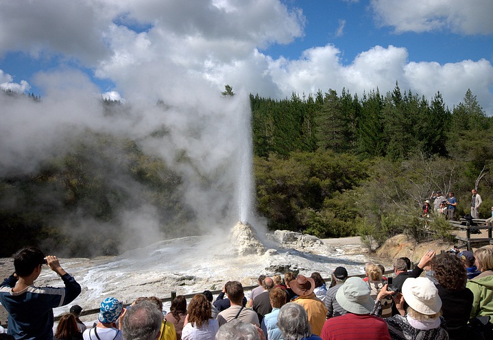  Lady Knox Geyser, New Zealand - Spectacular geyser