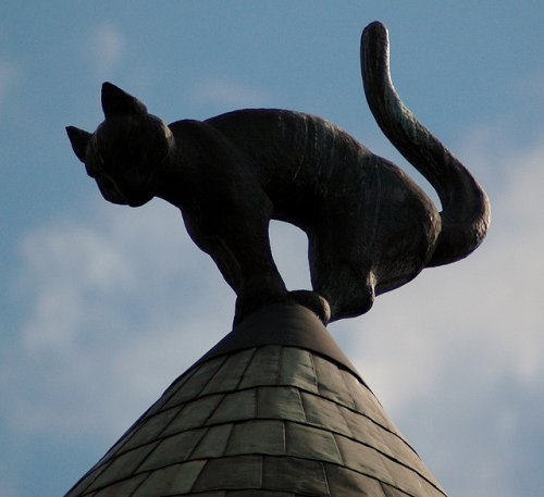 The Cat House - Impressive iron cat
