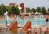 We see people bathing in lake Tisza